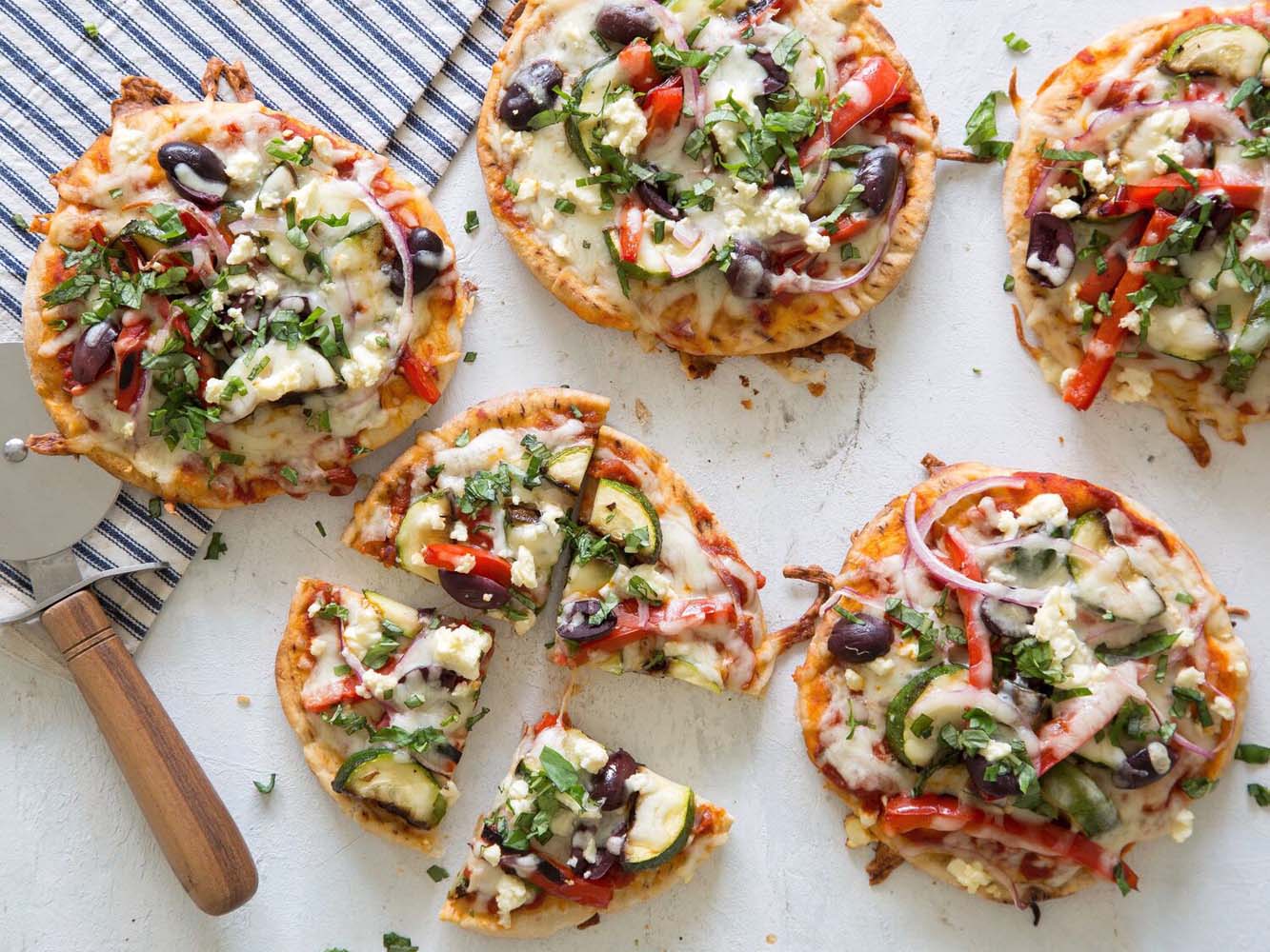 FRE alcohol-removed Merlot food pairing with mini veggie pizzas